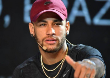 Neymar fica revoltado após boato de que teria flagrado beijando modelo em festa